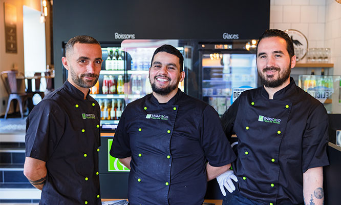 Photos de Gwen franchisé, entourés de son équipe
