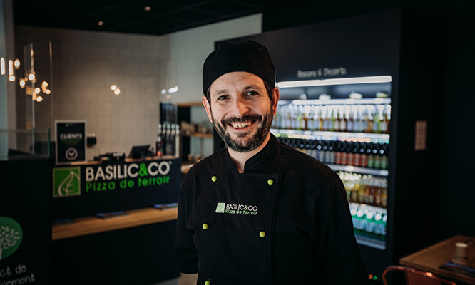 Photo de Dimitri, franchisé Basilic & Co qui a choisi de se reconvertir avec Basilic & Co