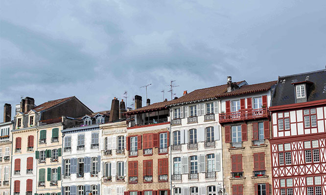 Photo des rues de Bayonne, le Pays-Basque est à l'honneur de la carte printemps-été