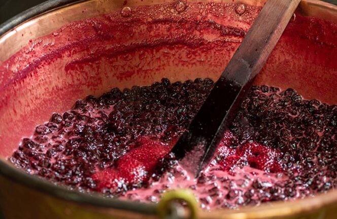 Préparation de la confiture de cerise noire au piment d'Espelette à la carte printemps-été Basilic & Co
