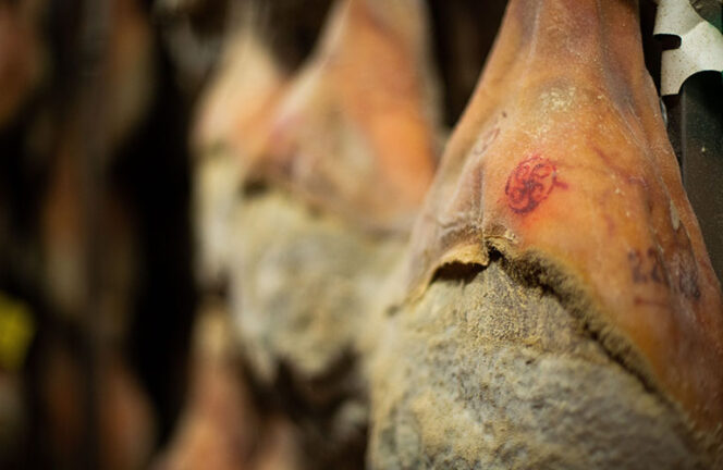 Séchage du jambon de Bayonne IGP, l'un des ingrédients phares de la carte printemps-été Basilic & Co