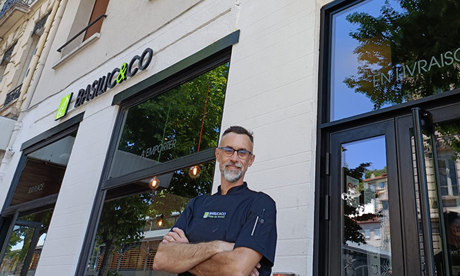 Christophe Ravachol, franchisé de Basilic & Co Saint-Etienne (les Halles) devant son restaurant