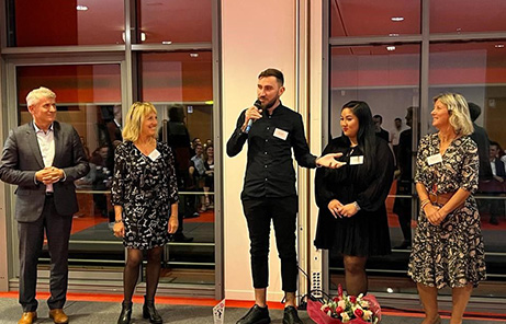 Alexis Segura, franchisé Basilic & Co est au centre de la photo en train de s'exprimer aux côté de sa compagne, de Pétia Velitchkova directrice réseau, Olga ROMULUS, Fiducial et Sylvain BARTOLOMEU, Franchise Management., lors de la remise du trophée Forum Franchise