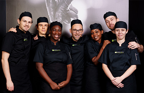 Pierre Monier franchisé de Montigny-Lès-Metz entouré de son équipe dans le restaurant