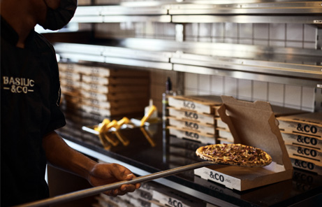 Photo de la mise en boite d'une pizza de terroir Basilic & Co.