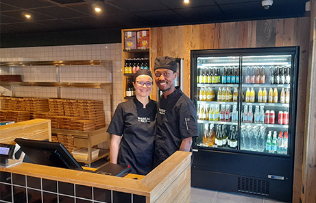 Emmanuel et Camille dans leur restaurant Basilic & Co situé à Bordeaux Bastide. Ils sont l'un à côté de l'autre derrière le comptoir.