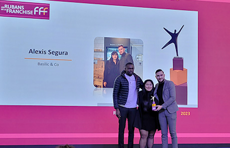 De gauche à droite : Abdoul directeur du restaurant de Clermont, Kimberly et Alexis franchisés Basilic & Co tenant leur ruban d'argent de la franchise