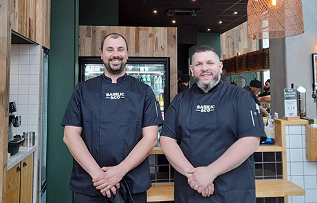 Grégory Bard à gauche et Aurélien Bal à droite dans leur restaurant Basilic & Co Lyon (Lafayette)