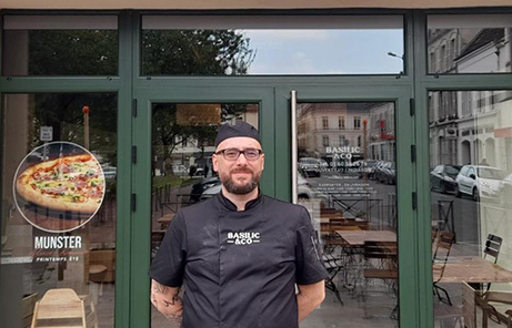 Emmanuel Leroy franchisé Basilic & Co devant son restaurant de Meaux en tenue à l'occasion de son ouverture.