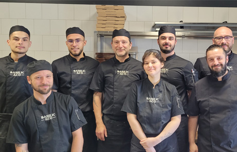 8 personnes en tenue Basilic & Co posent dans le laboratoire de formation à l'occasion de leur formation initiale. Parmi elles se trouve l'équipe du restaurant de Meaux et Emmanuel Leroy.
