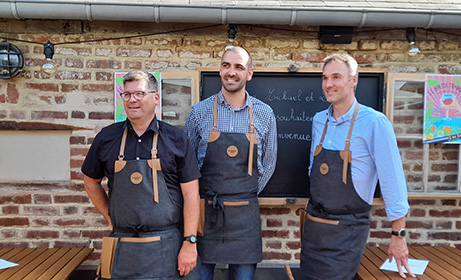 De gauche à droite : Mickaël Pioche, Lino Wallet et Louis Brochard tous les trois associés en franchise pour l'ouverture de Basilic & Co Chantepie. Ils portent un tablier et sont sur la terrasse du restaurant.
