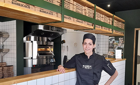 Tatiana franchisée de Basilic & Co Périgueux dans son restaurant