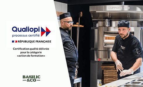 logo de la certification de l'Etat Qualiopi à gauche avec la mention de la catégorie "action de formation". A droite Adrien, formateur Basilic & Co explique les techniques de l'enseigne à de futurs franchisés.