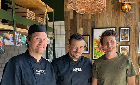 De gauche à droite Mathieu Herry, associé investisseur, Romain Vervier et Julien Herry dans le restaurant Basilic & Co Brignais à l'occasion de l'ouverture